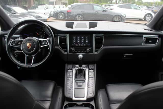 Porsche Macan (2018) thumbnail 2