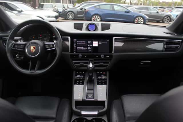 Porsche Macan (2023) thumbnail 2