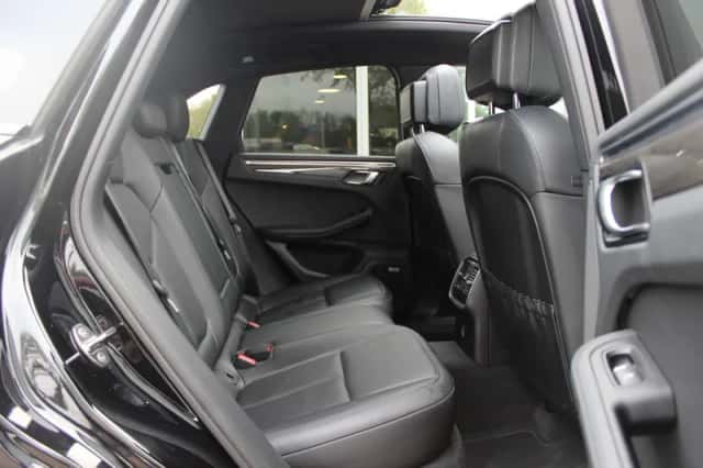 Porsche Macan (2023) thumbnail 12