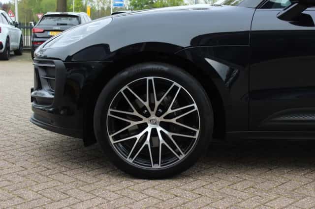 Porsche Macan (2023) thumbnail 14