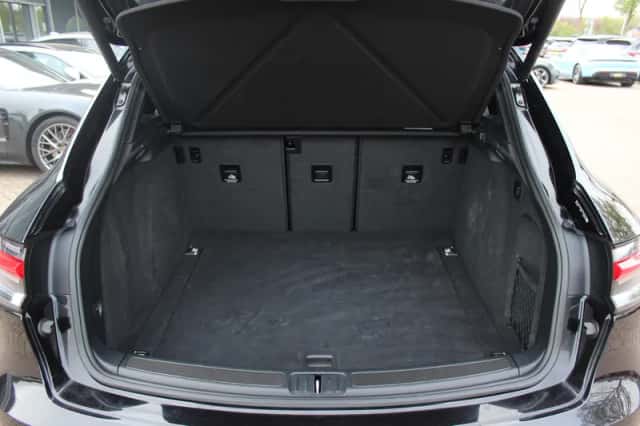 Porsche Macan (2023) thumbnail 16