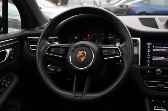 Porsche Macan (2023) thumbnail 17