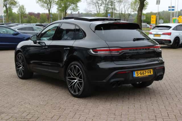 Porsche Macan (2023) thumbnail 3
