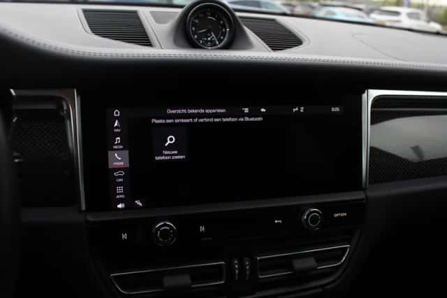 Porsche Macan (2023) thumbnail 22