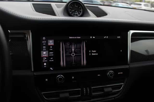 Porsche Macan (2023) thumbnail 23