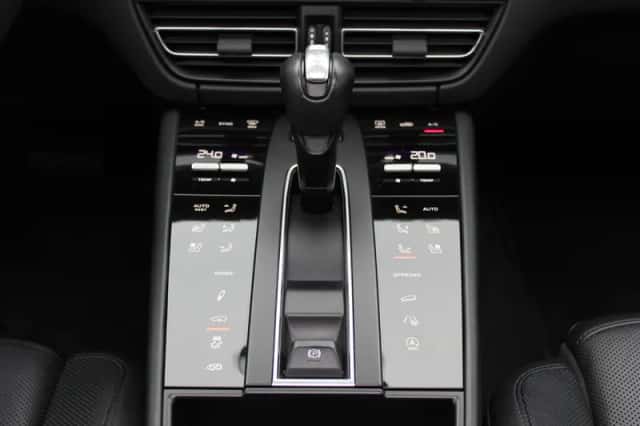 Porsche Macan (2023) thumbnail 24