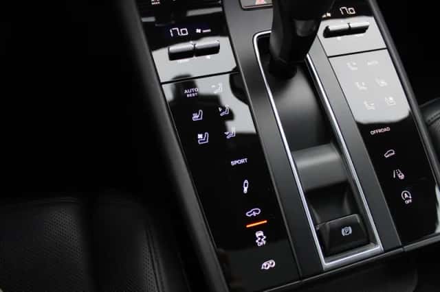 Porsche Macan (2023) thumbnail 26