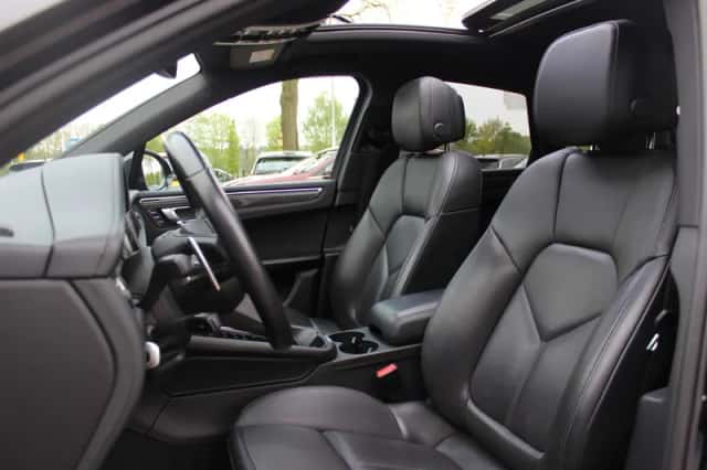 Porsche Macan (2023) thumbnail 4