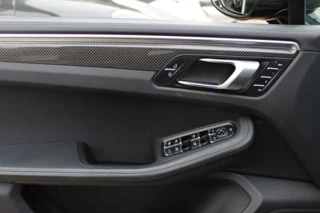 Porsche Macan (2023) thumbnail 32