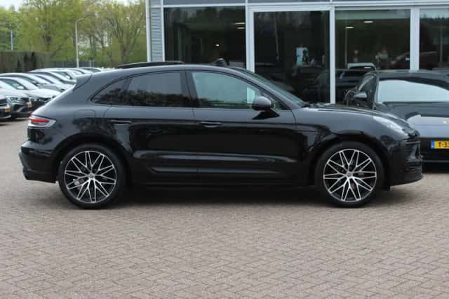 Porsche Macan (2023) thumbnail 5