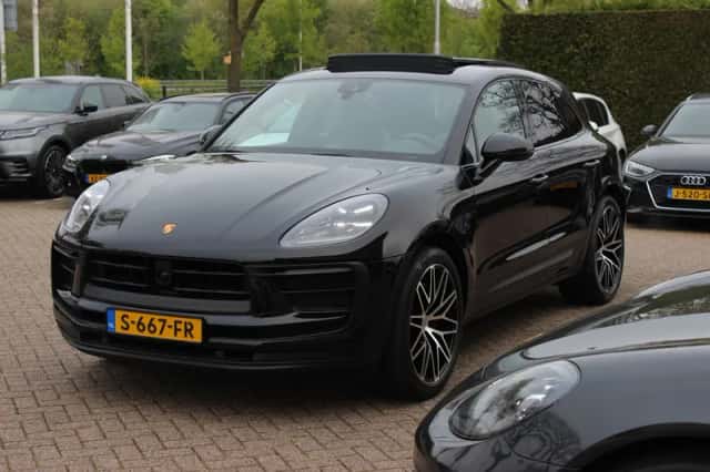 Porsche Macan (2023) thumbnail 6