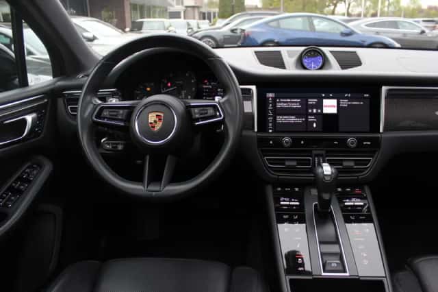 Porsche Macan (2023) thumbnail 9