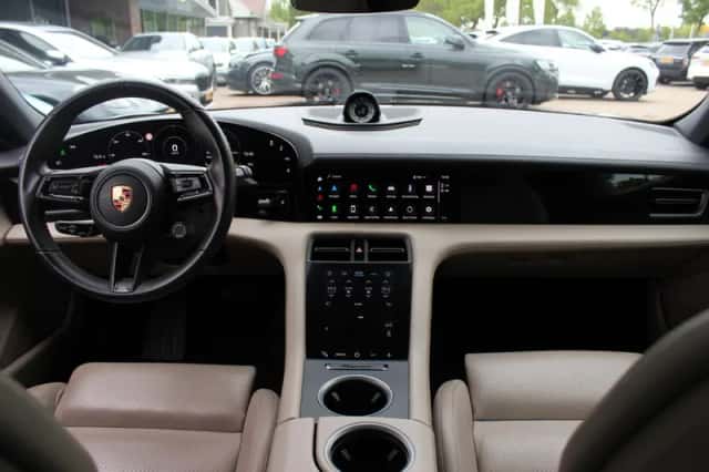 Porsche Taycan (2023) thumbnail 3