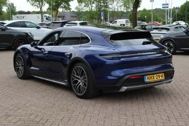 Porsche Taycan (2023) thumbnail 4
