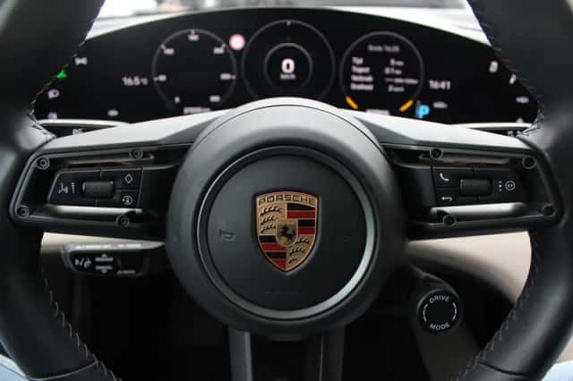 Porsche Taycan (2023) thumbnail 31