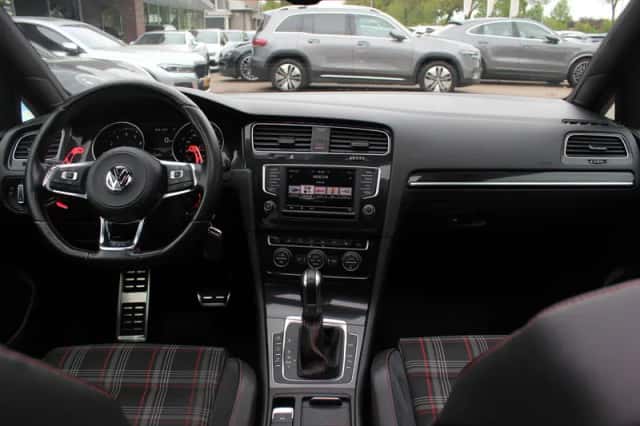 Volkswagen Golf (2016) thumbnail 2