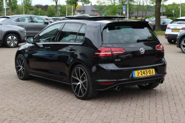 Volkswagen Golf (2016) thumbnail 3