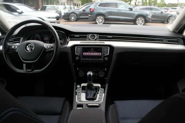 Volkswagen Passat (2016) thumbnail 2