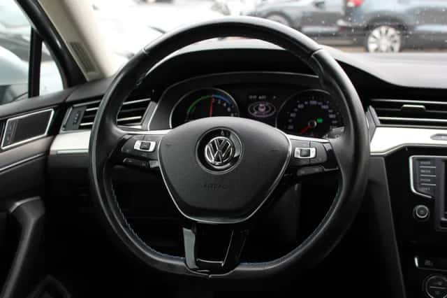 Volkswagen Passat (2016) thumbnail 18