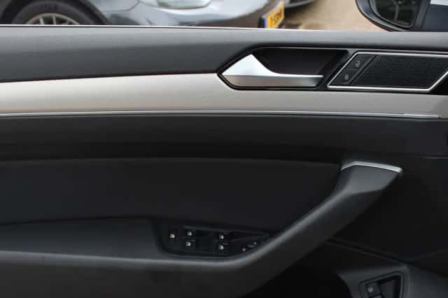 Volkswagen Passat (2016) thumbnail 33