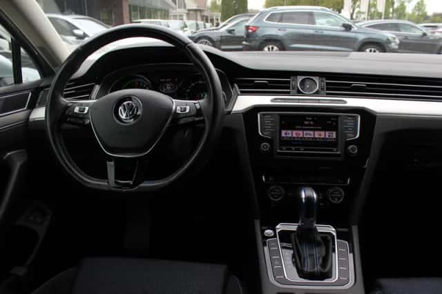 Volkswagen Passat (2016) thumbnail 9