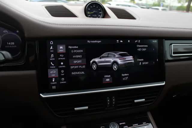 Porsche Cayenne (2019) thumbnail 24