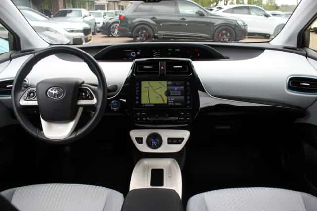 Toyota Prius (2019) thumbnail 2