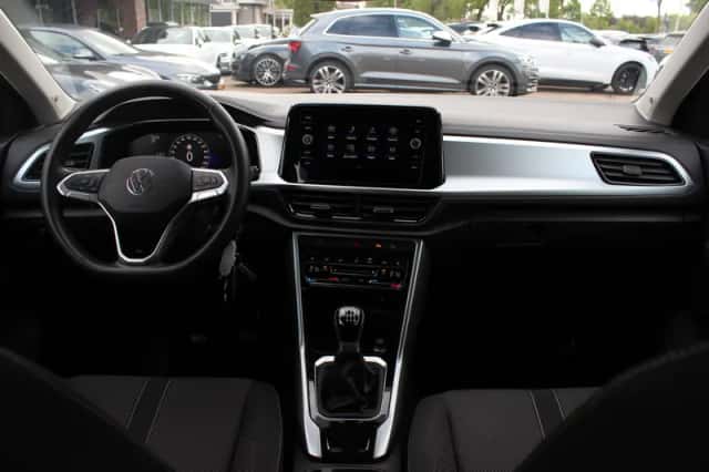 Volkswagen T-Roc (2024) thumbnail 2