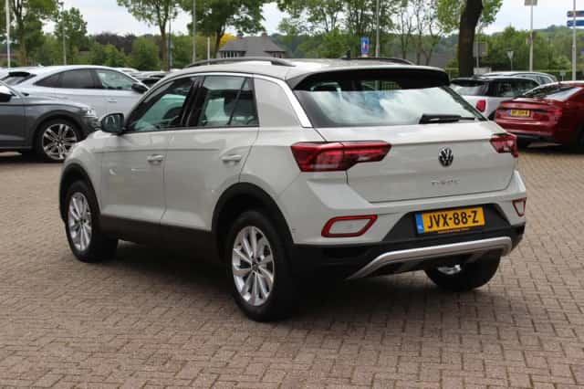 Volkswagen T-Roc (2024) thumbnail 3