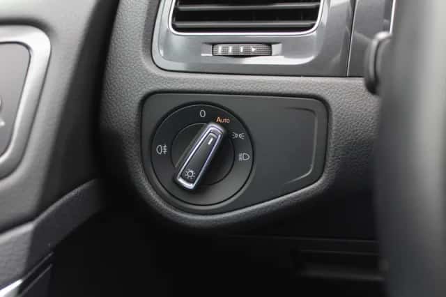Volkswagen E-Golf (2018) thumbnail 15