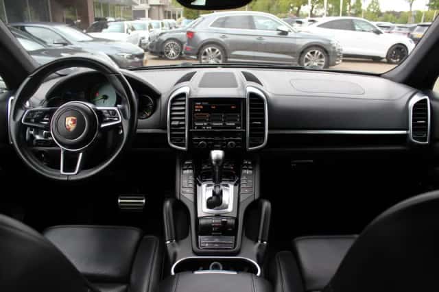 Porsche Cayenne (2015) thumbnail 2