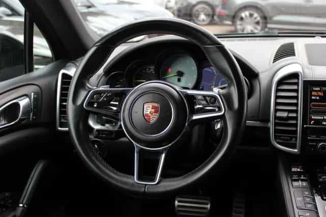 Porsche Cayenne (2015) thumbnail 16