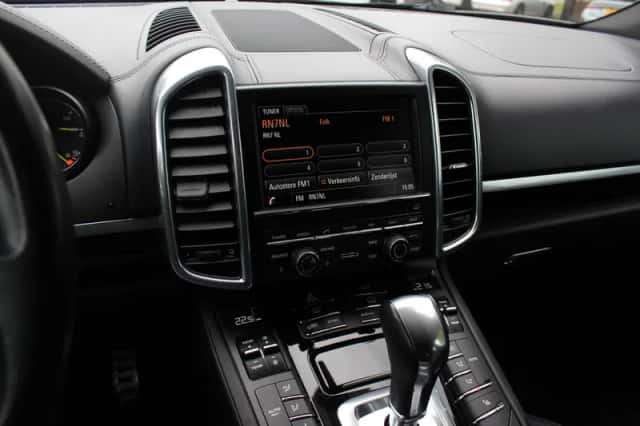Porsche Cayenne (2015) thumbnail 18