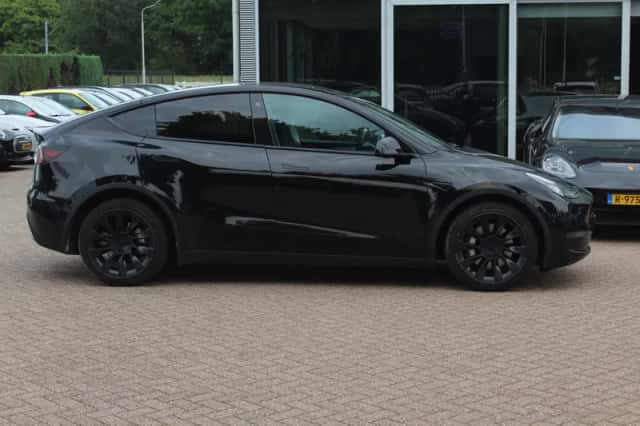 Tesla Model Y (2021) thumbnail 3