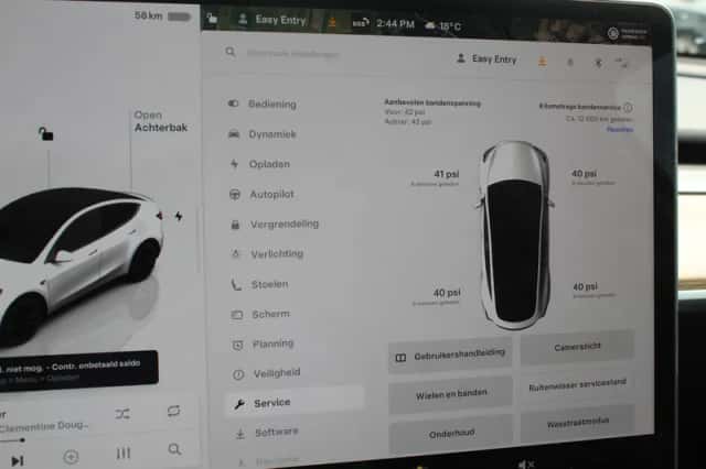 Tesla Model Y (2021) thumbnail 23