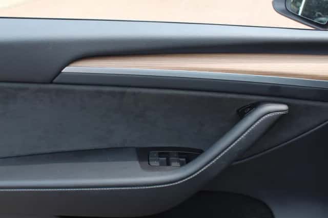 Tesla Model Y (2021) thumbnail 28