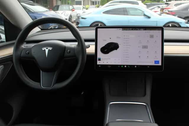 Tesla Model Y (2021) thumbnail 5