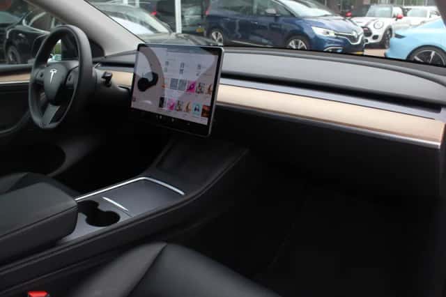 Tesla Model Y (2021) thumbnail 9