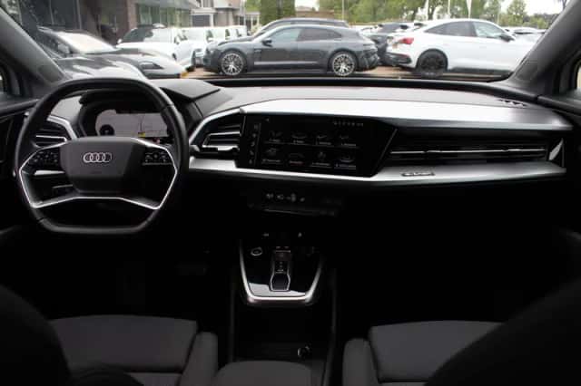 Audi Q4 (2022) thumbnail 3