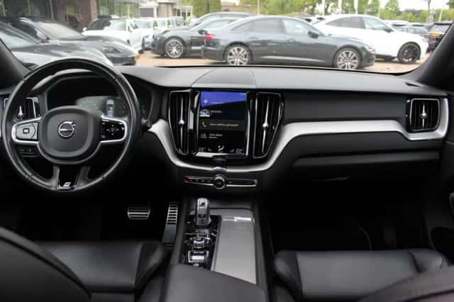 Volvo XC60 (2017) thumbnail 2