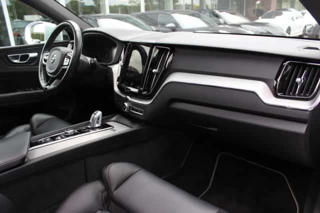 Volvo XC60 (2017) thumbnail 13
