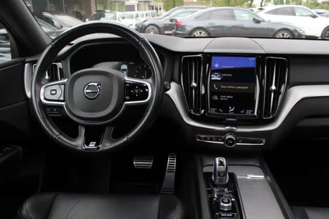Volvo XC60 (2017) thumbnail 9