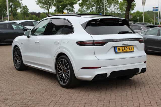 Porsche Cayenne (2022) thumbnail 3