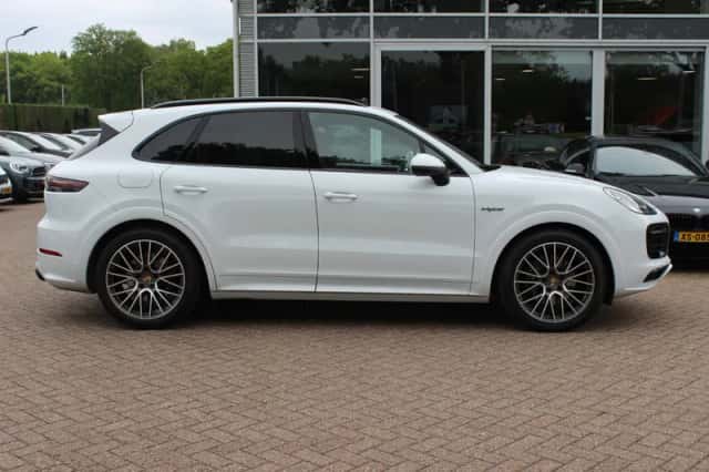 Porsche Cayenne (2022) thumbnail 5