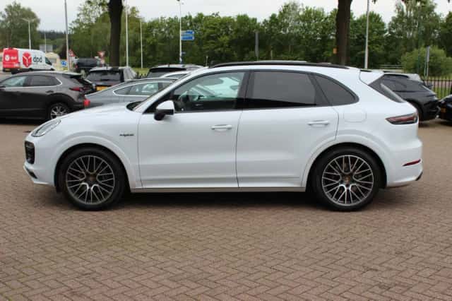 Porsche Cayenne (2022) thumbnail 7