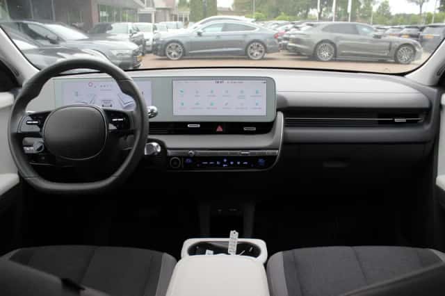 Hyundai Ioniq (2022) thumbnail 3