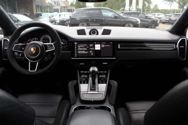 Porsche Cayenne (2021) thumbnail 3