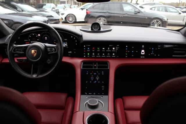Porsche Taycan (2021) thumbnail 3