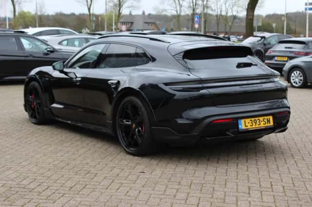 Porsche Taycan (2021) thumbnail 4