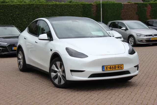 Tesla Model Y (2024) thumbnail 1